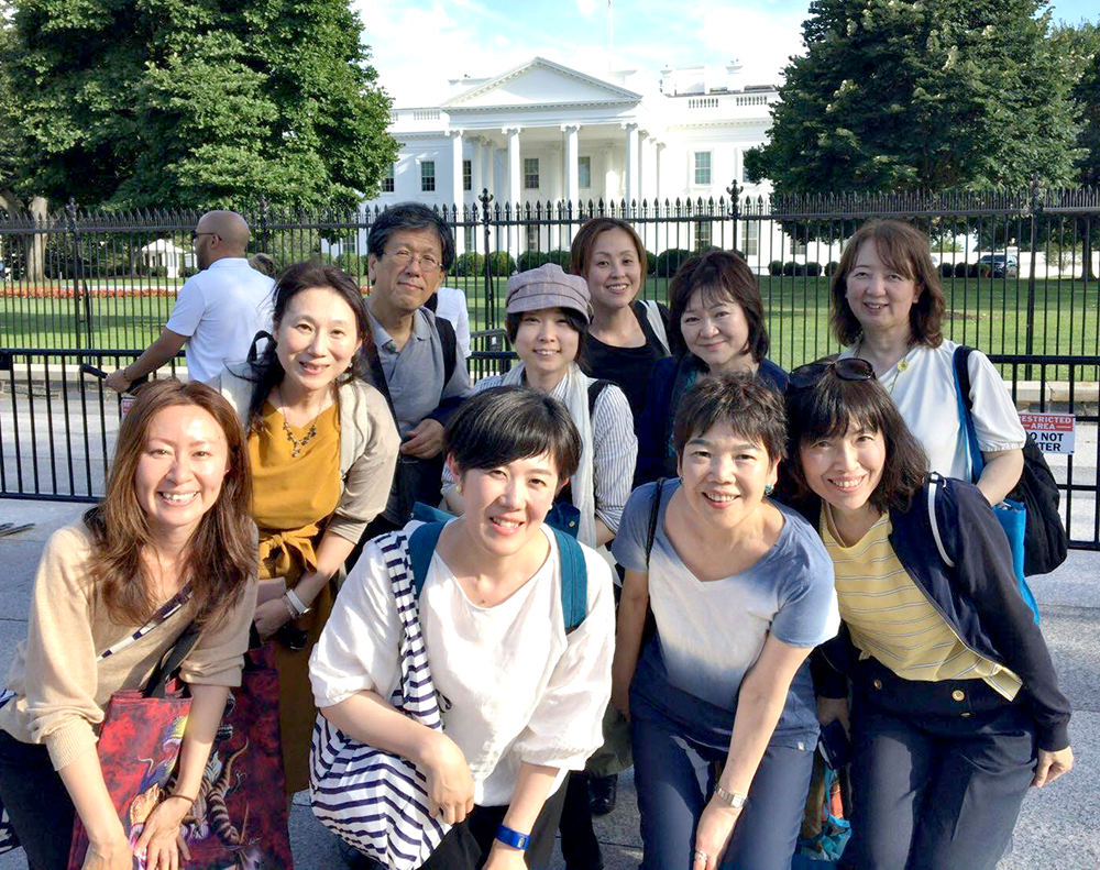 最終日、他の視察メンバーとともに、ホワイトハウスの前で